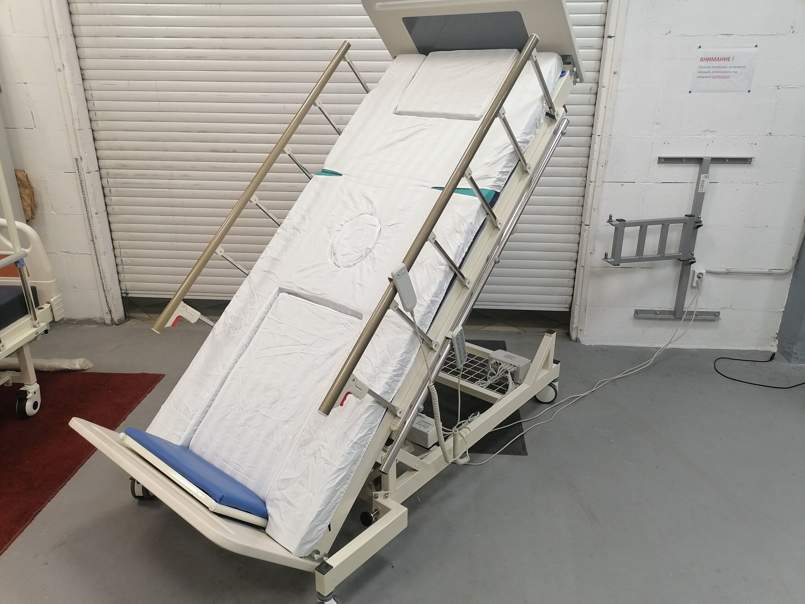 Кровать для лежачих больных с функцией вертикализации